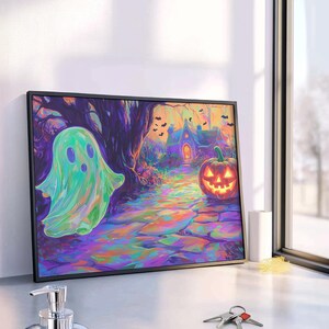 Könnte beinhalten: Ein gerahmter Kunstdruck zum Thema Halloween. Das Kunstwerk zeigt einen leuchtenden grünen Geist, einen Kürbis und einen Weg, der zu einem Spukhaus führt. Die Farbpalette umfasst leuchtende Lila-, Blau- und Orangetöne und erzeugt eine skurrile und festliche Atmosphäre.