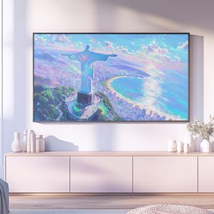 Puede incluir: Un televisor grande y enmarcado muestra una imagen vibrante y colorida del Cristo Redentor en Río de Janeiro. El televisor está montado sobre un mueble rosa claro, con jarrones decorativos y una ventana a la izquierda.