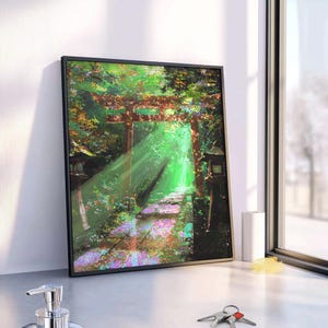 Könnte beinhalten: Gerahmter Kunstdruck, der ein japanisches Torii-Tor in einem üppigen, grünen Wald zeigt. Sonnenlicht scheint durch das Tor und beleuchtet einen Steinweg mit bunten Blumen. Das Kunstwerk ist in einem schwarzen Rahmen eingefasst und lehnt an einer weißen Wand.