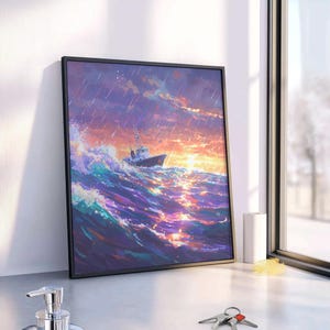 Op de afbeelding: Ingelijste kunstdruk met een schip dat door woelige golven vaart bij zonsondergang. Het kunstwerk, in een zwarte lijst, gebruikt levendige kleuren om de golven en de lucht weer te geven, waardoor een dramatische scène ontstaat.