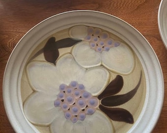 Piękne, ręcznie malowane talerze Noritake Folkstone, wyprodukowane w Japonii, zestaw 9 talerzy obiadowych i 9 talerzy sałatkowych.