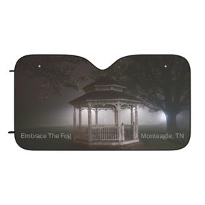 Puede incluir: Parasol de coche con un mirador en un paisaje brumoso. El mirador es blanco con un techo y barandillas detallados. El texto "Embrace The Fog" y "Monteagle, TN" está impreso en la parte inferior.