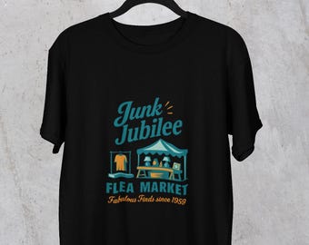 Puede incluir: Camiseta negra con el texto "Junk Jubilee" en un diseño turquesa y naranja. Debajo del texto hay un gráfico de un puesto de mercadillo. La camiseta también tiene el texto "Flea Market Fabulous Finds since 1959."