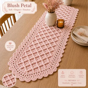 Puede incluir: Un camino de mesa de ganchillo rosa claro con un patrón de diamantes y un borde festoneado. El camino se muestra con un jarrón beige con flores secas, un pequeño portavelas de cristal con una vela encendida y servilletas plegadas.