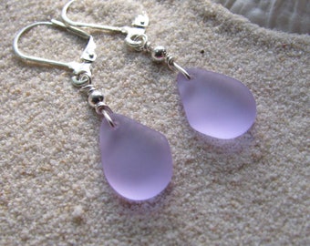 Pendientes de cristal de mar morado, joyería de cristal de playa, pendientes colgantes morados, pendientes de cristal de mar, regalo de lágrima lavanda para ella, minimalista para el Día de la Madre