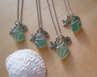 Joyas de vidrio marino para damas de honor, vidrio de playa verde agua para bodas en la playa, con perla de estrella de mar y dije estampado a mano envuelto en alambre.