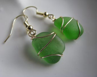 Pendientes de vidrio marino natural en verde brillante, mini pendientes colgantes de vidrio de playa envueltos en alambre, joyería de playa verde Kelly, vidrio marino natural OOAK
