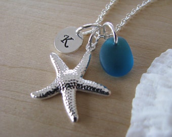 Collar de cristal marino azul verdoso con inicial personalizada grabada en forma de estrella de mar, joyería de cristal de playa verde verdoso, regalos para damas de honor, boda en la playa