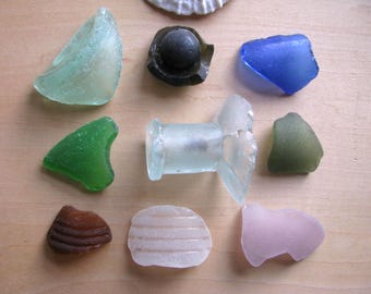 Lote de vidrio marino genuino con 9 piezas únicas de vidrio de playa natural con cuello de botella levantado en forma de corazón verde
