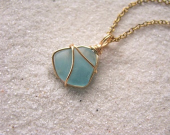 Collar pequeño de cristal marino color turquesa, colgante dorado hecho a mano, auténtico cristal de playa reciclado, joyería azul océano, regalo para el atuendo de verano.