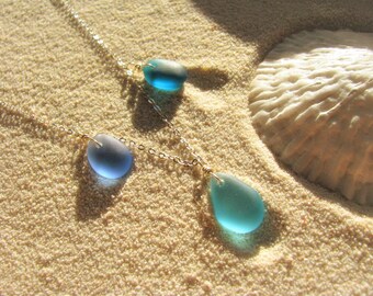 Delicado collar de vidrio marino con un trío de colores, collar de capas de playa, joyería de playa, regalo de dama de honor, collar largo de vidrio marino azul, boda