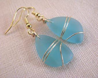 Pendientes de turquesa y oro - Joyería costera marina - Lágrimas de cristal marino azul aguamarina - Pendientes colgantes veraniegos playeros - Regalo para novia