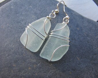 Pendientes de cristal de mar verde claro, auténtico cristal de playa, joyería de cristal de mar natural, regalo para ella, joyería de verano, envueltos en alambre, únicos.