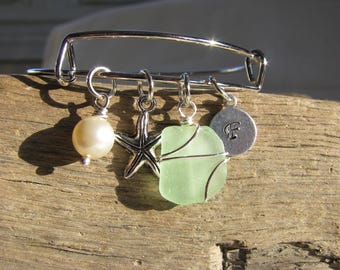 Pulsera con dije de cristal marino y estrella de mar, color verde espuma de mar, personalizada con letra estampada a mano, joyería playera.