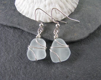 Pendientes delicados de cristal marino, joyería costera minimalista, auténtico cristal marino, pendientes de playa naturales, regalo para mujer, regalo único hecho a mano.