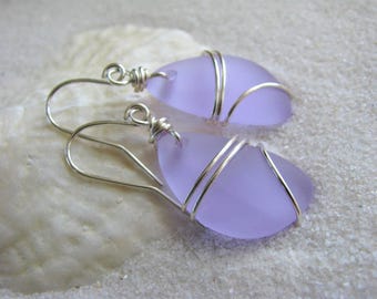 Pendientes pequeños de lavanda con alambre envuelto, estilo cristal marino, lágrimas de vidrio esmerilado morado, joyería de verano, cristal de playa