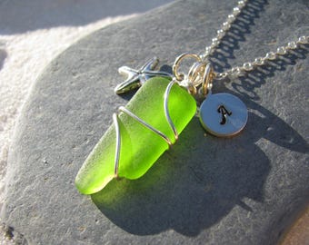 Collar de vidrio marino de manzana ácida con vidrio de playa genuino envuelto en alambre y dije de inicial estampado a mano + dije de estrella de mar