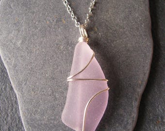 Colgante moderno orgánico de vidrio marino morado, vidrio de playa natural, regalo único para el Día de la Madre.