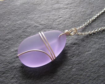 Collar de vidrio marino envuelto en alambre, hecho a mano, de vidrio marino morado, joyería de dama de honor para boda en la playa, collar largo.
