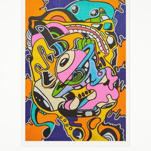 以下が含まれることがあります： 297 x 420 mmのA3アートプリント。太い黒の輪郭線で描かれた鮮やかな抽象画です。中央にはピンク色の惑星のような球体があり、黄色やオレンジ色の渦巻く形状と青いアクセントがデザイン全体に配置されています。