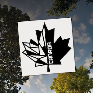 Peut inclure: Graphique noir et blanc d'une feuille d'érable avec le mot "CANADA" en blanc, aligné verticalement. Le design de la feuille est géométrique, avec des formes angulaires. Le fond est un ciel avec des arbres.