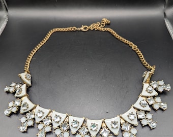 Wit emaille strass slabbetje jaren 1950, vintage bruidssieraden