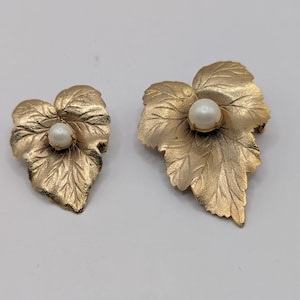 Vintage Sarah Coventry Leaf Brooches, 1960s Golden Autumn Leaves with Pearls, Mid Century Nature Jewelry, Matching Pair (different sizes)