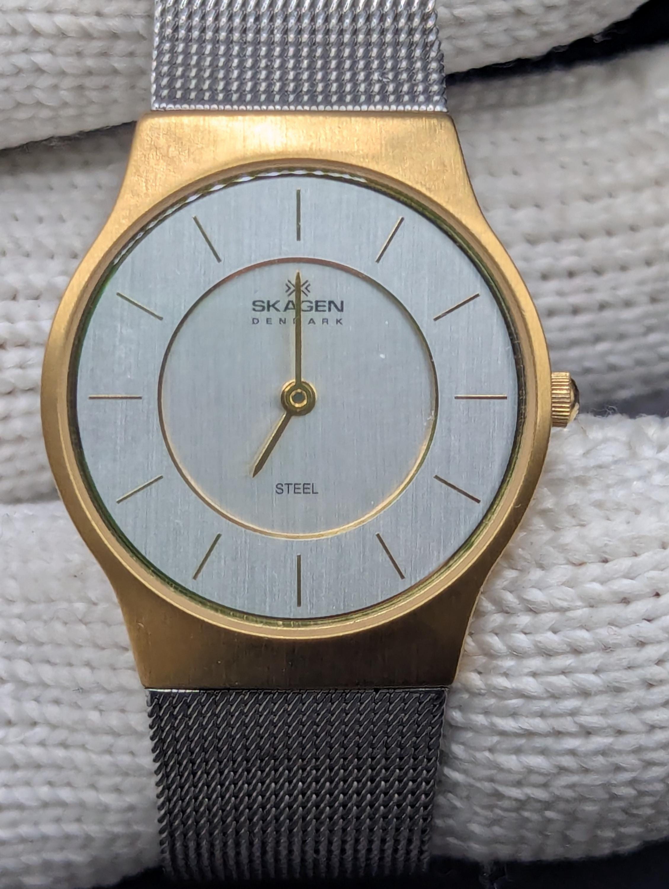 Vintage Skagen Danish Minimalist Watch - Gold Steel Mesh  display picture 2