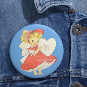 Pin de botón retro kitsch "Chica F*ck ICE", declaración política