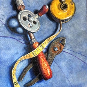 Könnte beinhalten: Ein Aquarellbild einer Handbohrmaschine mit Holzgriff, einer rostigen Metallzange und einem gelben Maßband mit Zentimeterangaben, angeordnet vor einem strukturierten blauen Hintergrund mit feinen Bleistiftlinien.