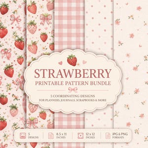 Op de afbeelding: Een set van vijf printbare patronen met aardbeienthema in roze en wit. Ontwerpen omvatten aardbeien, strikken, ruitjes en bloemmotieven. De bundel biedt formaten van 21,6 x 27,9 cm en 30,5 x 30,5 cm, geschikt voor planners en journals.