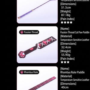 Op de afbeelding: Drie paarse en zwarte leren peddels genaamd Cat Paw Paddle van 51,5 cm en 87,18 g, Passion Thread Cat Paw Paddle van 32,4 cm en 55,90 g, en Rhombus Ruler Paddle van 40 cm en 111,80 g. Elk item is gemaakt van temperatuurgevoelig leer.