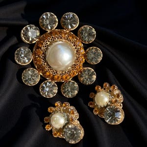 Broche Vintage Magnifique Motif Lune En Métal Doré Avec Demi-perles Blanches - Excellent état - Fabriquée En France