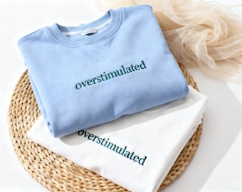 Sudadera bordada con mensaje "Sobreestimulado", sudadera bordada con humor, sudadera con mensaje sarcástico para la ansiedad, suéter con mensaje de salud mental, camiseta con humor.