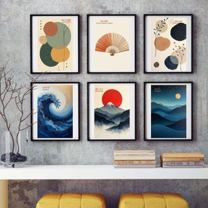 K&ouml;nnte beinhalten: Sechs gerahmte Kunstdrucke mit japanisch inspirierten Designs. Die Drucke zeigen abstrakte Formen, einen F&auml;cher, eine Welle, den Berg Fuji mit roter Sonne und eine Nachtlandschaft. Die Farbpalette umfasst Blau-, Orange-, Gr&uuml;n- und Braunt&ouml;ne. Die Rahmen sind schwarz.