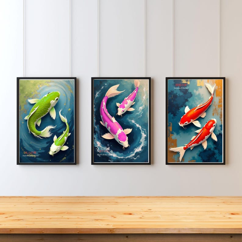 K&ouml;nnte beinhalten: Drei gerahmte Kunstdrucke mit Koi-Fischen. Ein Druck zeigt gr&uuml;ne Koi, ein anderer rosa Koi und der dritte rote Koi. Jeder Druck hat einen schwarzen Rahmen und zeigt die Fische in einer stilisierten Wasserumgebung. Die Drucke werden an einer wei&szlig;en Wand gezeigt.