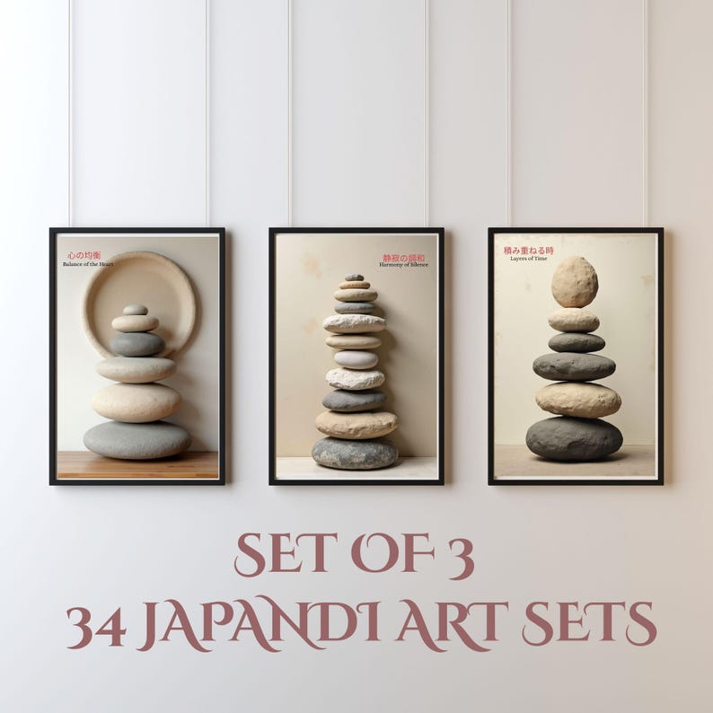 K&ouml;nnte beinhalten: Drei gerahmte Kunstdrucke mit Stein-Arrangements. Jedes Bild zeigt eine andere Anordnung von Steinen, mit japanischem Text. Der Text "SET OF 3 34 JAPANDI ART SETS" ist in Burgunderfarbe am unteren Bildrand zu sehen.