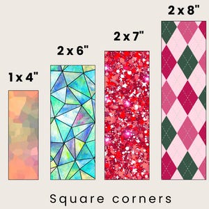 Pu&ograve; includere: Quattro design rettangolari con angoli quadrati. Le dimensioni sono 2,5 x 10 cm, 5 x 15 cm, 5 x 18 cm e 5 x 20 cm. I design includono un motivo a mosaico, un motivo a vetrata, glitter rossi e un motivo argyle rosa.