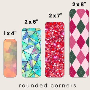 Pu&ograve; includere: Quattro articoli rettangolari con angoli arrotondati. Le dimensioni sono 2,5 x 10 cm, 5 x 15 cm, 5 x 18 cm e 5 x 20 cm. I design includono un effetto acquerello, forme geometriche, glitter rossi e un motivo a rombi. Il testo "rounded corners" &egrave; in basso.