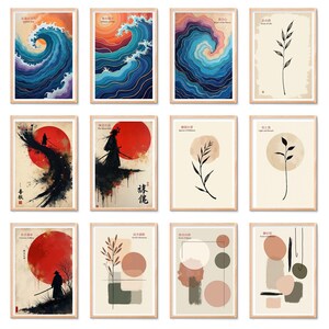 K&ouml;nnte beinhalten: Eine Sammlung gerahmter Kunstdrucke mit japanisch inspirierten Designs. Die Drucke zeigen verschiedene Themen, darunter Meereswellen, Samurai-Figuren und minimalistische botanische Illustrationen. Jeder Druck ist in einem Holzrahmen.