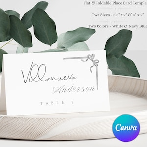 Puede incluir: Una tarjeta de mesa plana y plegable blanca con los nombres "Villanueva" y "Anderson" impresos en escritura gris. La tarjeta tiene un diseño de cinta gris en la esquina superior derecha y el número "7" en la parte inferior. El texto "Flat & Foldable Place Card Templates" está en la parte superior.