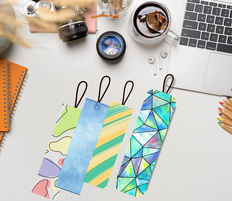 Pu&ograve; includere: Quattro segnalibri colorati con anelli neri. I segnalibri presentano disegni astratti nelle tonalit&agrave; di blu, verde, giallo e viola. Un segnalibro ha un motivo geometrico, mentre altri hanno disegni ad acquerello e fantasia.