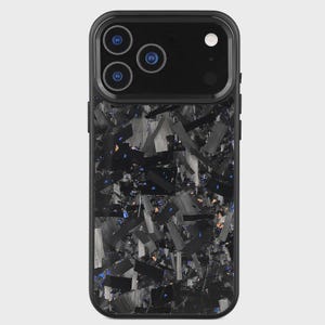 Puede incluir: Funda de teléfono negra con un diseño de fibra de carbono texturizada. La funda tiene un borde negro y un módulo de cámara con tres lentes y un flash. El patrón de fibra de carbono presenta tonos de negro, gris y azul.