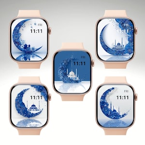 Op de afbeelding: Vijf smartwatches met roségouden behuizingen. Elk scherm toont een blauw-wit maansikkelontwerp met een moskeesilhouet. De tijd 11:11 en de dag "FRI" worden op elke wijzerplaat weergegeven.