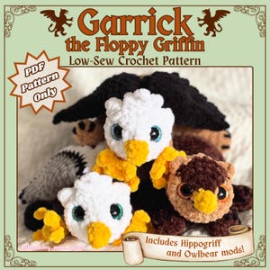 Könnte beinhalten: Eine Sammlung handgefertigter Häkeltiere, darunter Greife und eine Eule, mit weißen, gelben, braunen und schwarzen Details. Das Bild enthält Text: "Garrick the Floppy Griffin Low-Sew Crochet Pattern" und "PDF Pattern Only".