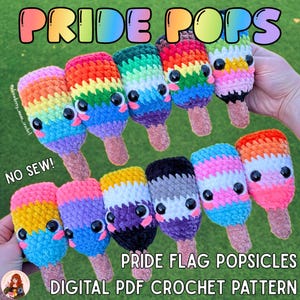 Könnte beinhalten: Eine Sammlung von elf gehäkelten Plüsch-Eis am Stiel mit verschiedenen bunten Streifenmustern, schwarzen Sicherheitsaugen und rosa gestickten Wangen. Der Text PRIDE POPS, NO SEW!, PRIDE FLAG POPSICLES und DIGITAL PDF CROCHET PATTERN ist sichtbar.