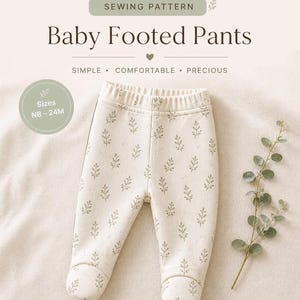 Puede incluir: Pantalones de bebé con pies de color crema con un delicado estampado de hojas verdes. Los pantalones forman parte de un patrón de costura y están etiquetados como "Baby Footed Pants". Las tallas van desde recién nacido hasta 24 meses. El diseño se describe como sencillo, cómodo y precioso.