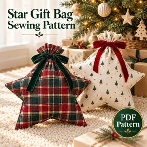 Op de afbeelding: Twee stervormige stoffen cadeauzakjes met trekkoordsluiting. De ene tas heeft een rood en groen ruitpatroon met een donkergroen fluwelen lint, terwijl de andere off-white is met een print van kleine groene boompjes en een rood fluwelen lint.