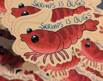 Puede incluir: Una colección de pegatinas con un diseño de camarón de dibujos animados. El camarón es rojo con ojos negros y un fondo de color beige claro. El texto "SKRIMPS IS BUGS" está escrito en azul. Las pegatinas están dispersas sobre una superficie oscura.