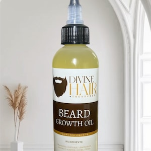Puede incluir: Una botella transparente de aceite para el crecimiento de la barba con una tapa negra y una etiqueta blanca. La etiqueta presenta el texto "DIVINE HAIR TREASURES" y "BEARD GROWTH OIL". La botella contiene 118 ml de aceite y enumera los ingredientes.